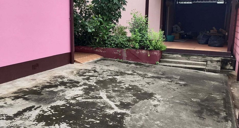 For sale 4 bedrooms house in Bangkok Noi, Bangkok