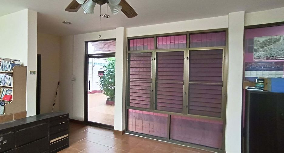 For sale 4 bedrooms house in Bangkok Noi, Bangkok