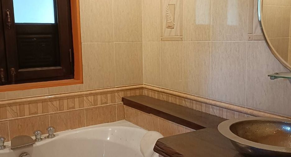 For sale 4 bedrooms house in Mueang Chiang Mai, Chiang Mai