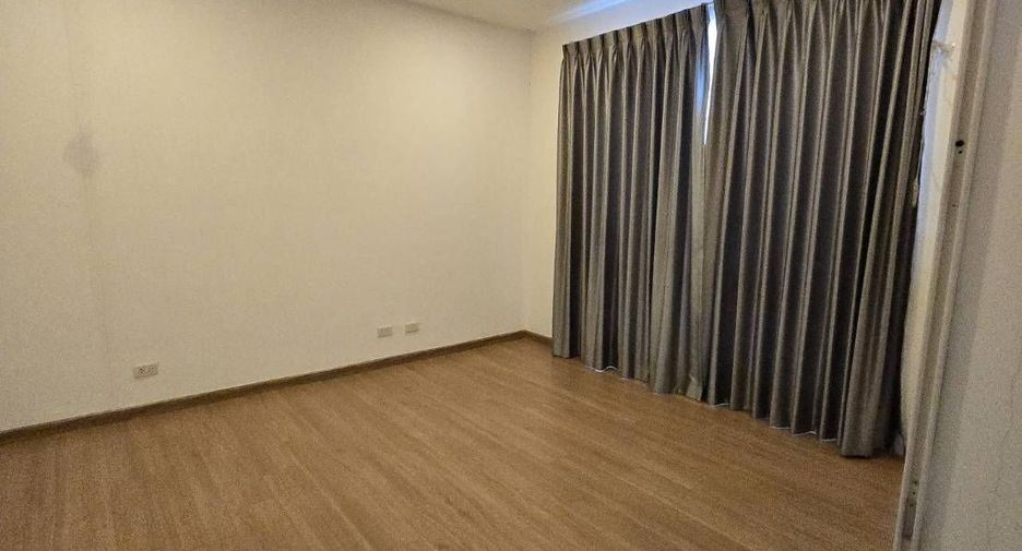 For sale 6 bedrooms townhouse in Mueang Chiang Mai, Chiang Mai