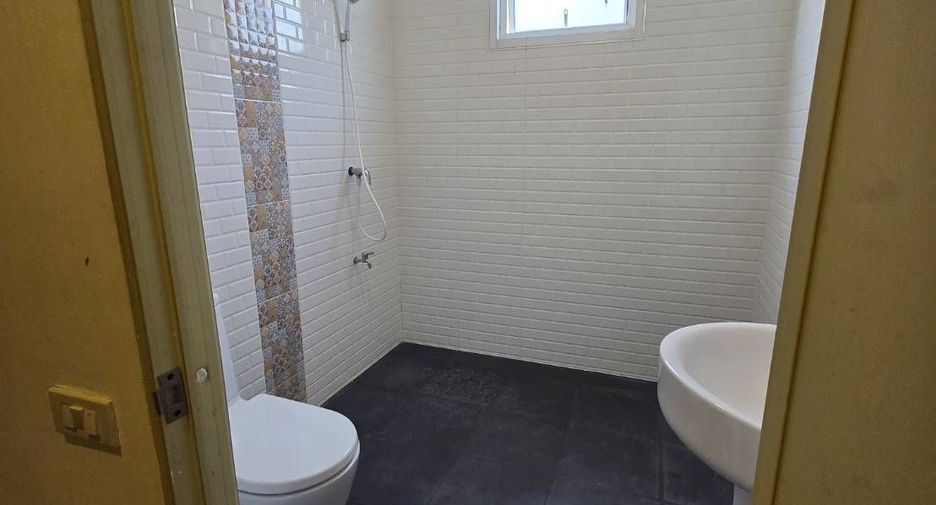 For sale 6 bedrooms townhouse in Mueang Chiang Mai, Chiang Mai