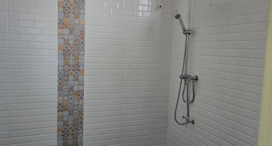 For sale 6 bedrooms townhouse in Mueang Chiang Mai, Chiang Mai