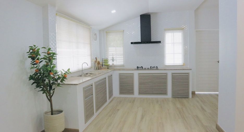 For sale and for rent 4 bedrooms villa in Saraphi, Chiang Mai