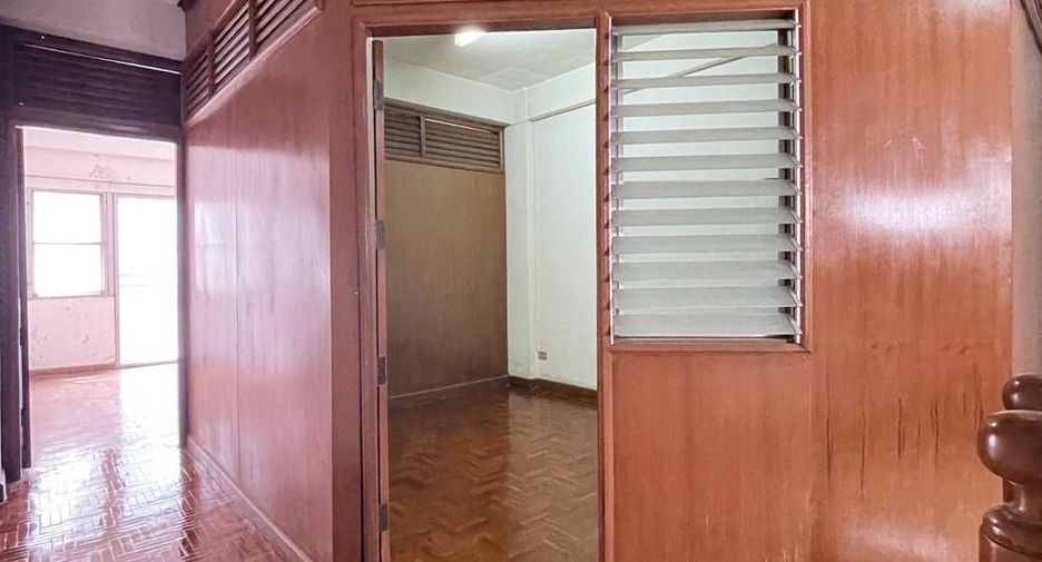 For sale 4 bedrooms townhouse in Mueang Chiang Mai, Chiang Mai