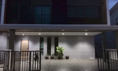Casa en venta y en alquiler de 4 habitaciones en Thanyaburi, Pathum Thani