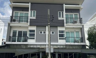 Casa en venta y en alquiler de 6 habitaciones en Lak Si, Bangkok