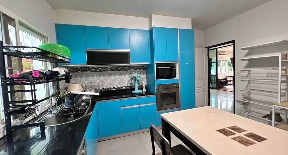 For sale 4 bedrooms house in San Kamphaeng, Chiang Mai