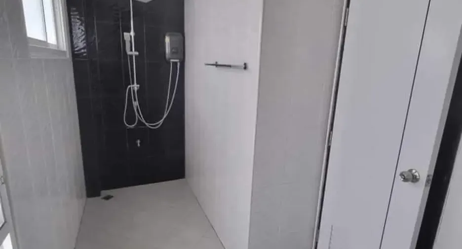 For rent 4 bedrooms house in Saraphi, Chiang Mai