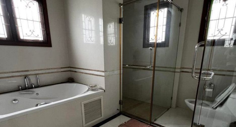 For sale 5 bedrooms house in Suan Luang, Bangkok