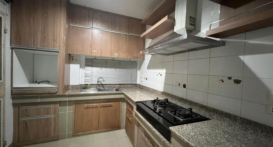 For rent 4 bedrooms house in Mueang Chiang Mai, Chiang Mai
