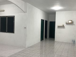出售 2 卧室 联排别墅 在 Si Racha, Chon Buri