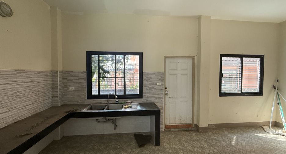 For rent 4 bedrooms retail Space in Mueang Chiang Mai, Chiang Mai