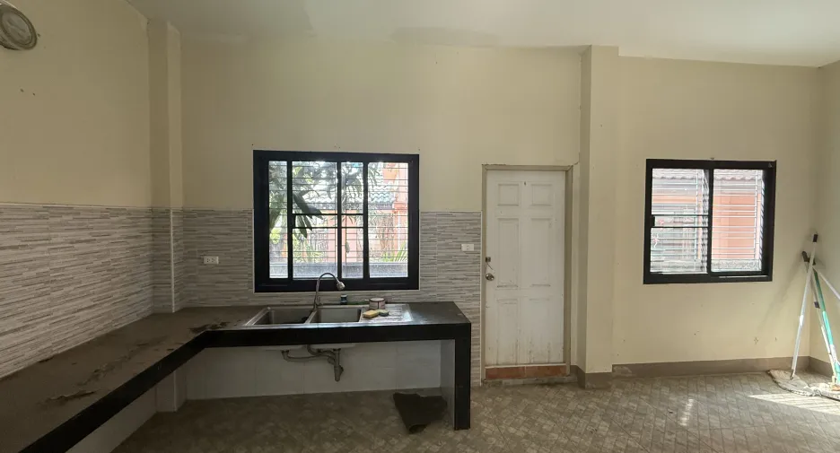 For rent 4 bedrooms retail Space in Mueang Chiang Mai, Chiang Mai