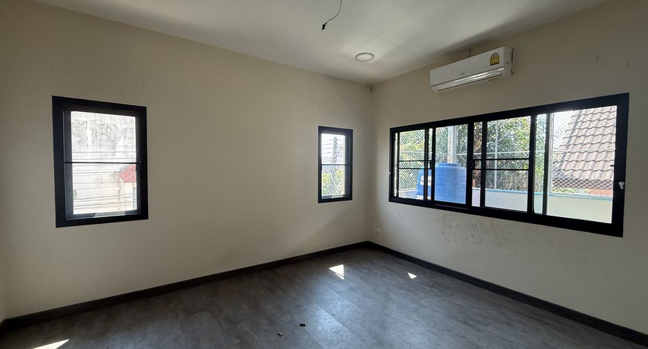 For rent 4 bedrooms retail Space in Mueang Chiang Mai, Chiang Mai