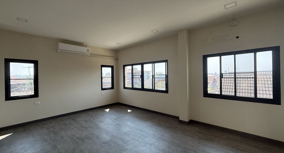 For rent 4 bedrooms retail Space in Mueang Chiang Mai, Chiang Mai