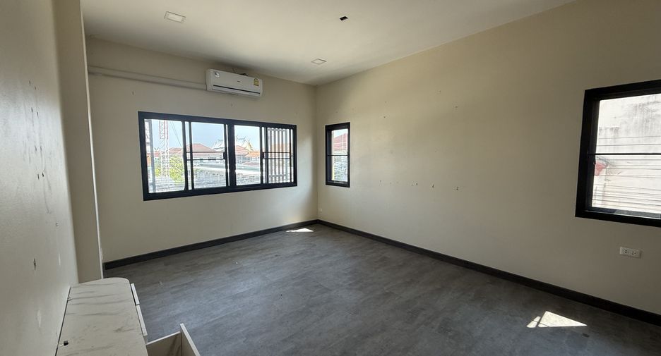 For rent 4 bedrooms retail Space in Mueang Chiang Mai, Chiang Mai