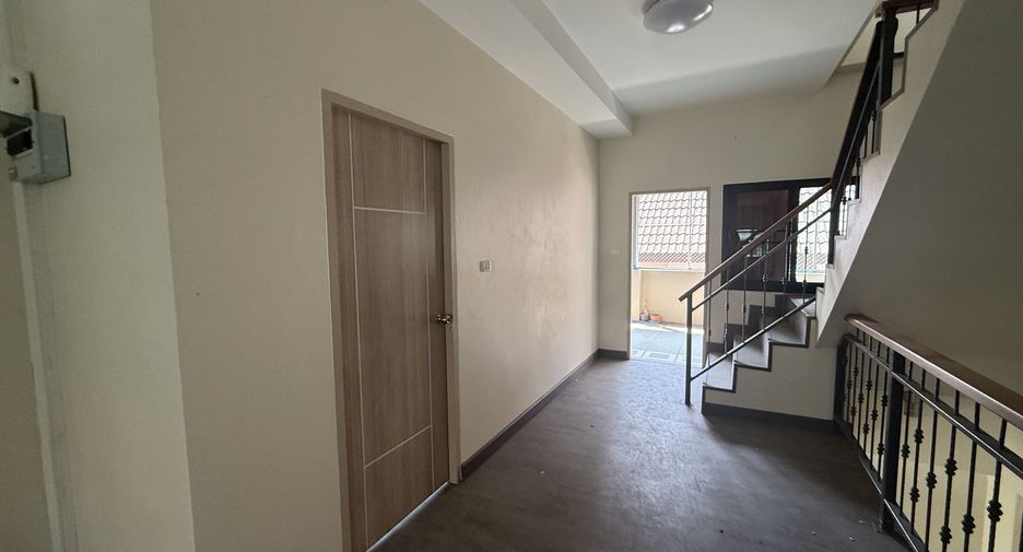 For rent 4 bedrooms retail Space in Mueang Chiang Mai, Chiang Mai