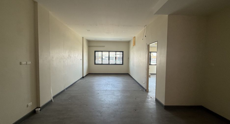 For rent 4 bedrooms retail Space in Mueang Chiang Mai, Chiang Mai