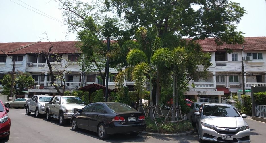 For sale and for rent 4 bedrooms townhouse in Bang Kapi, Bangkok
