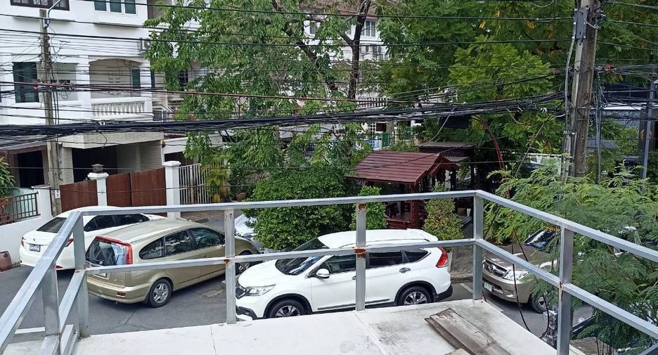 For sale and for rent 4 bedrooms townhouse in Bang Kapi, Bangkok