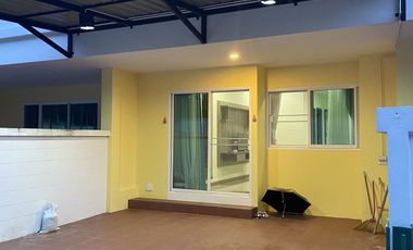 À vendre 3 chambres maison de ville à San Sai, Chiang Mai