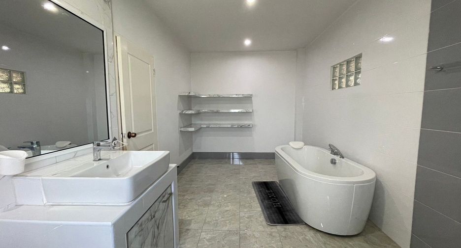 For sale and for rent 4 bedrooms villa in Saraphi, Chiang Mai