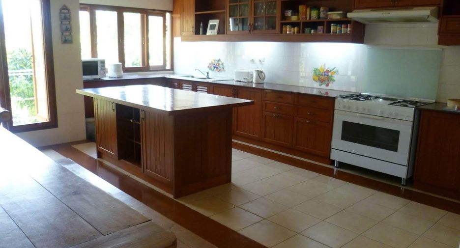 For sale 4 bedrooms villa in Saraphi, Chiang Mai