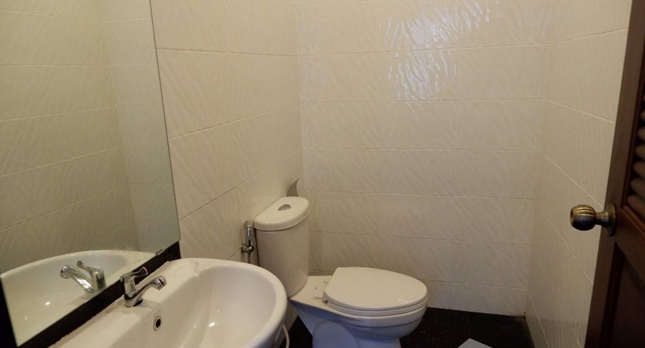 For rent 2 bedrooms townhouse in Mueang Chiang Mai, Chiang Mai