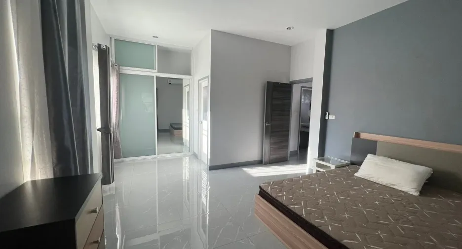 For rent 4 bedrooms house in Mueang Chiang Mai, Chiang Mai