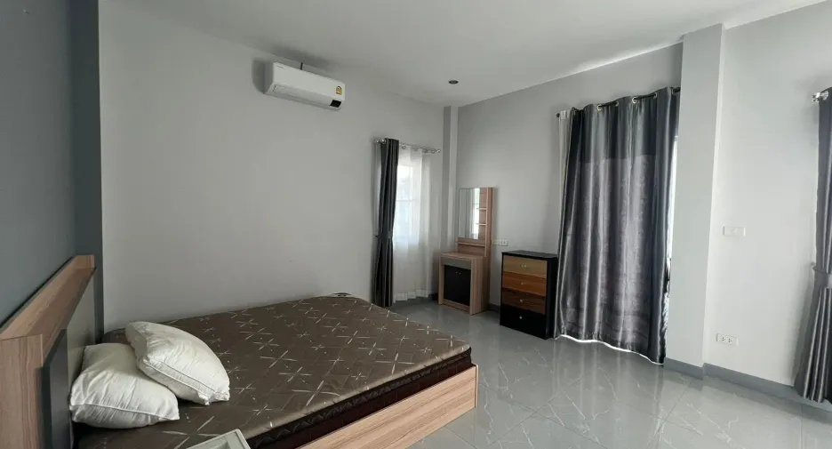 For rent 4 bedrooms house in Mueang Chiang Mai, Chiang Mai