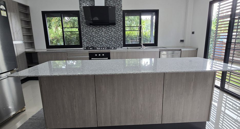 For sale 3 bedrooms house in San Kamphaeng, Chiang Mai