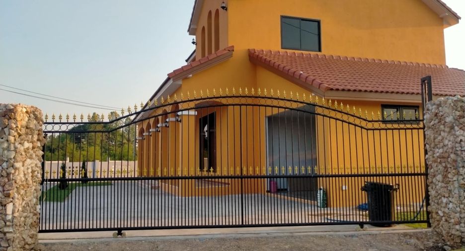 For sale 5 bedrooms house in Chaloem Phra Kiat, Saraburi
