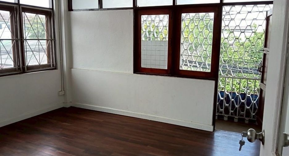 For rent 4 bedrooms retail Space in Mueang Chiang Mai, Chiang Mai