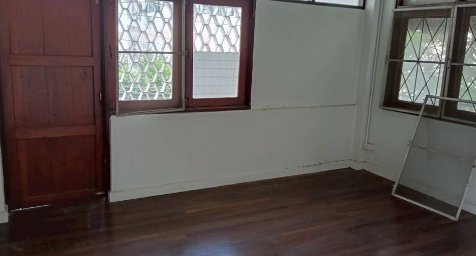 For rent 4 bedrooms retail Space in Mueang Chiang Mai, Chiang Mai