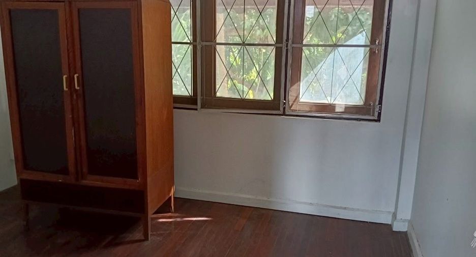 For rent 4 bedrooms retail Space in Mueang Chiang Mai, Chiang Mai