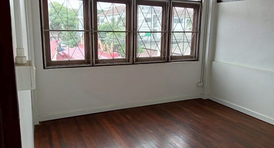 For rent 4 bedrooms retail Space in Mueang Chiang Mai, Chiang Mai