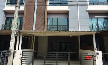 Casa adosada en venta y en alquiler de 3 habitaciones en Wang Thonglang, Bangkok