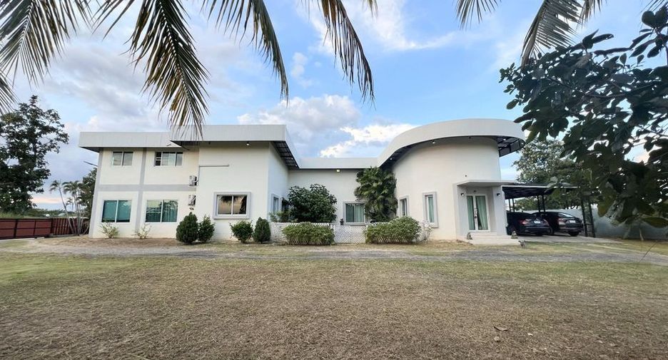 For sale 6 bedrooms villa in San Pa Tong, Chiang Mai