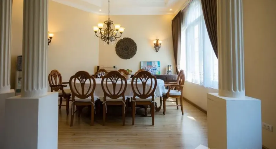 For sale 9 bedrooms villa in Saraphi, Chiang Mai