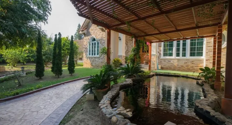 For sale 9 bedrooms villa in Saraphi, Chiang Mai