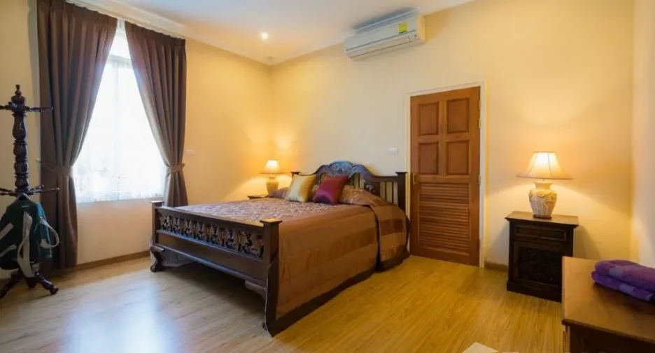 For sale 9 bedrooms villa in Saraphi, Chiang Mai