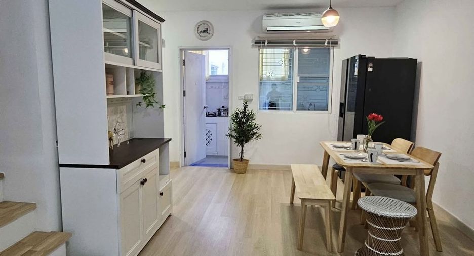 For rent 4 bedrooms townhouse in Mueang Chiang Mai, Chiang Mai