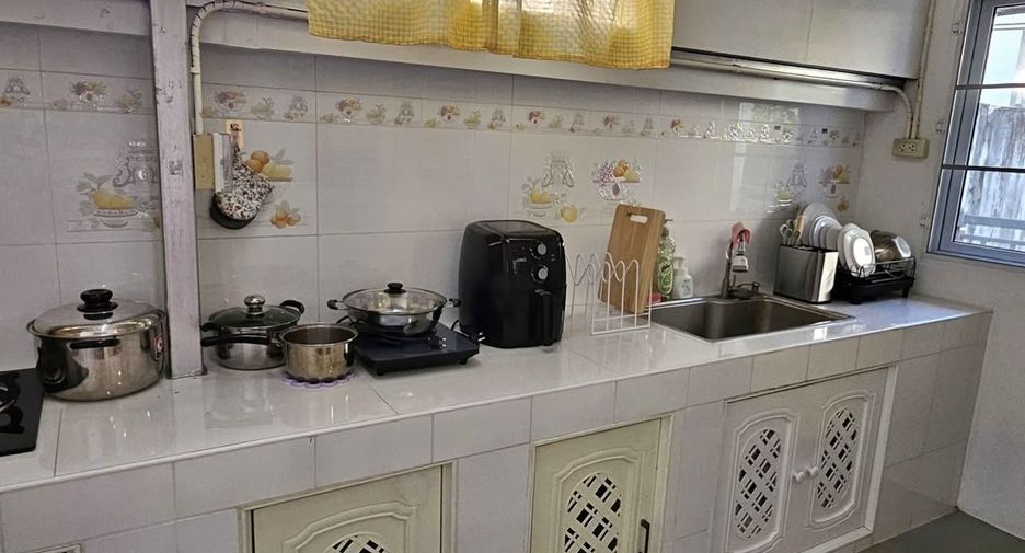 For rent 4 bedrooms townhouse in Mueang Chiang Mai, Chiang Mai