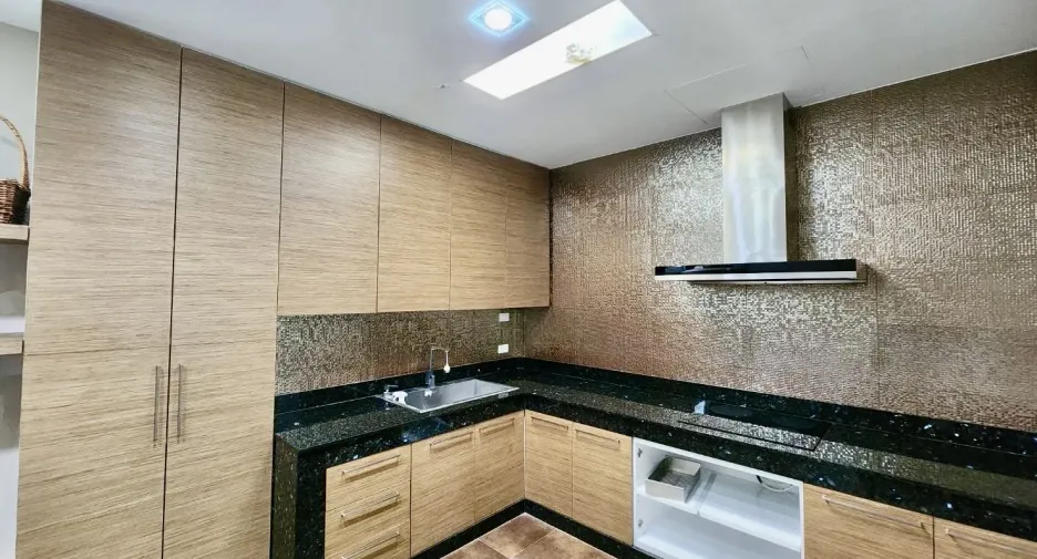 For sale 3 bedrooms townhouse in Rat Burana, Bangkok