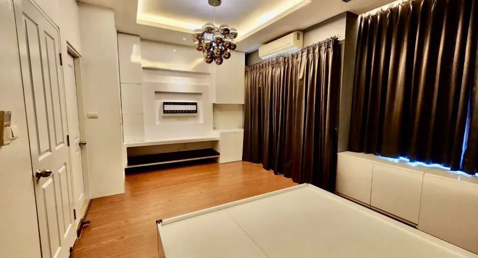 For sale 3 bedrooms townhouse in Rat Burana, Bangkok