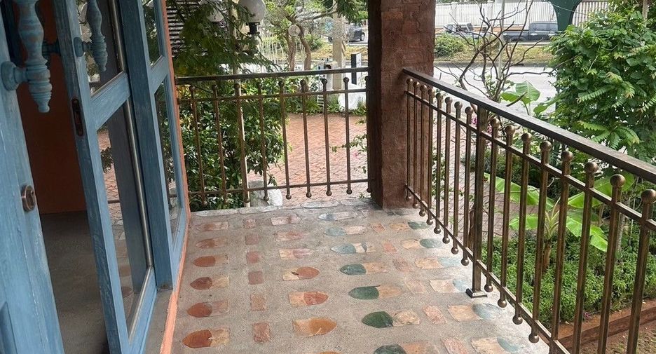 For rent 5 bedrooms retail Space in Mueang Chiang Mai, Chiang Mai