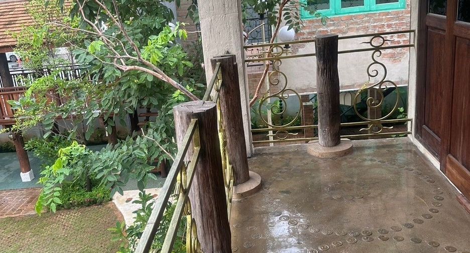 For rent 5 bedrooms retail Space in Mueang Chiang Mai, Chiang Mai