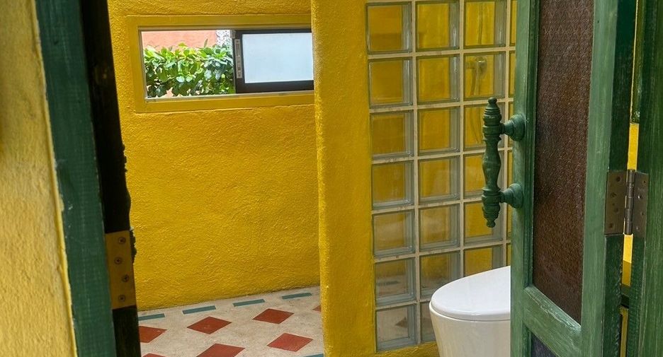 For rent 5 bedrooms retail Space in Mueang Chiang Mai, Chiang Mai
