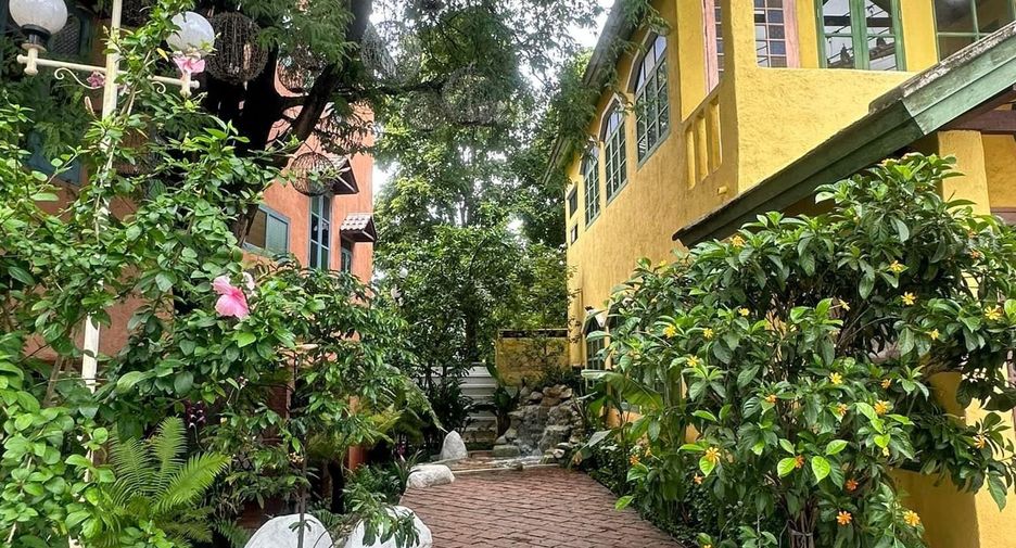 For rent 5 bedrooms retail Space in Mueang Chiang Mai, Chiang Mai