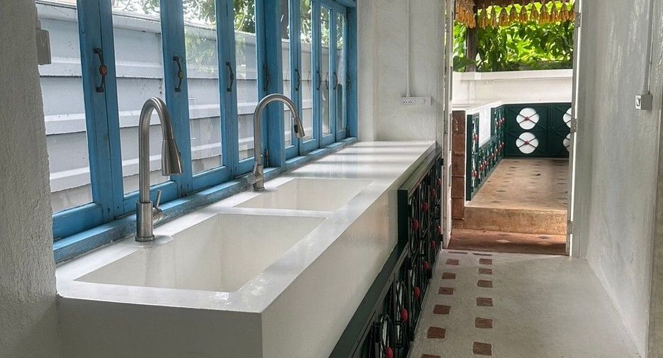 For rent 5 bedrooms retail Space in Mueang Chiang Mai, Chiang Mai